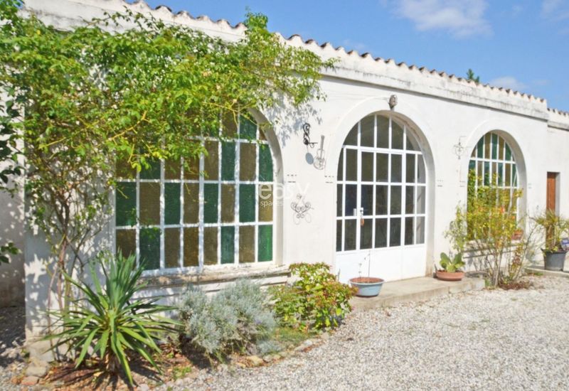rent an artist's workshop studio space specifically designed for professional photo production purposes